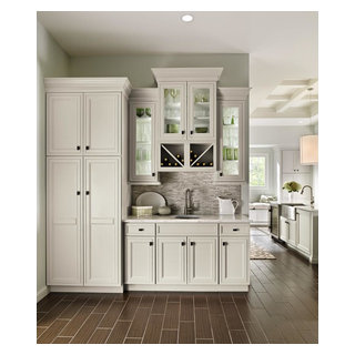 https://st.hzcdn.com/fimgs/pictures/home-bars/decora-cabinets-built-in-home-bar-masterbrand-cabinets-inc-img~80818d2603b17df6_1806-1-db85ca6-w320-h320-b1-p10.jpg