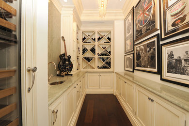 Exempel på en mellanstor klassisk grå u-formad grått hemmabar med vask, med en undermonterad diskho, luckor med infälld panel, vita skåp, bänkskiva i kvarts, grått stänkskydd, mörkt trägolv och brunt golv
