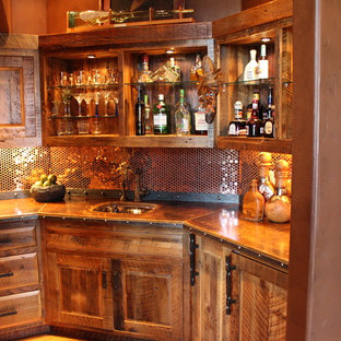 Foto di un angolo bar con lavandino di medie dimensioni con lavello sottopiano, ante con bugna sagomata, ante con finitura invecchiata, top in cemento, paraspruzzi multicolore, paraspruzzi con piastrelle di metallo e parquet scuro