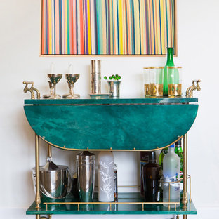 Foto de bar en casa con carrito de bar clásico renovado, pequeño, con suelo de madera oscura, puertas de armario verdes, encimera de cuarzo compacto y encimeras turquesas