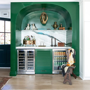 Immagine di un angolo bar costiero con nessun lavello, ante a persiana, ante verdi, paraspruzzi multicolore, parquet chiaro, top bianco e paraspruzzi in lastra di pietra