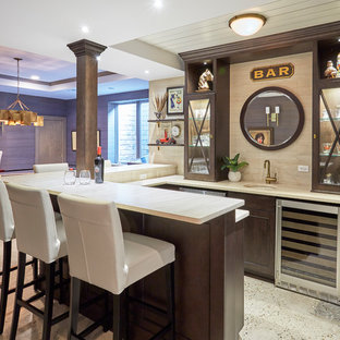 Immagine di un angolo bar classico con lavello sottopiano, ante di vetro, ante in legno bruno, paraspruzzi beige, pavimento multicolore e top beige