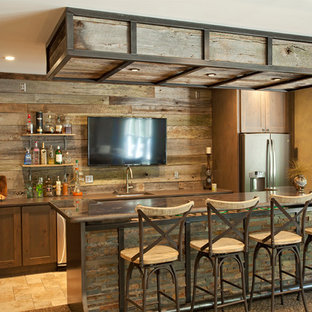 Foto de bar en casa con barra de bar de galera, rural, con moqueta, fregadero bajoencimera, armarios estilo shaker, puertas de armario de madera en tonos medios y suelo beige