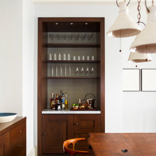 Foto di un angolo bar classico con parquet scuro