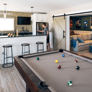 Imagen de bar en casa con barra de bar marinero, grande, con suelo de baldosas de cerámica, suelo beige, armarios estilo shaker, puertas de armario blancas, salpicadero marrón, salpicadero de madera y encimeras negras