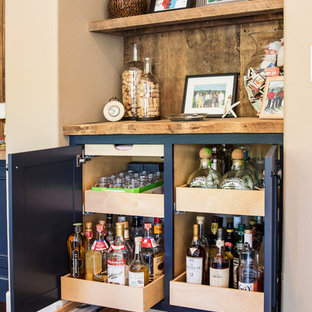 Einzeilige, Mittelgroße Klassische Hausbar mit Kassettenfronten, blauen Schränken, Arbeitsplatte aus Holz, Rückwand aus Holz und dunklem Holzboden in Orange County
