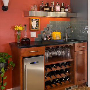 Immagine di un piccolo angolo bar con lavandino bohémian con lavello sottopiano, ante in stile shaker, ante in legno scuro, top in superficie solida, paraspruzzi grigio, paraspruzzi con piastrelle di vetro e pavimento in sughero