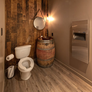Idee per un grande angolo bar con lavandino rustico con lavello da incasso, nessun'anta, ante con finitura invecchiata, top in legno, paraspruzzi marrone, paraspruzzi in mattoni, pavimento in vinile, pavimento marrone e top marrone