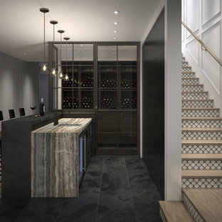 Foto di un angolo bar con lavandino design di medie dimensioni con lavello sottopiano, ante con riquadro incassato, ante in legno bruno, top in marmo, pavimento in ardesia e pavimento nero