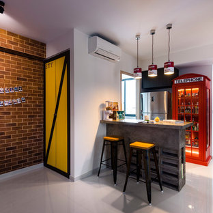 Foto di un bancone bar boho chic con ante di vetro, ante rosse, pavimento bianco e top grigio