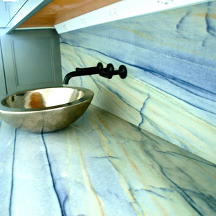 Ispirazione per un piccolo angolo bar con lavandino tradizionale con ante di vetro, ante grigie, top in granito, paraspruzzi multicolore, paraspruzzi in lastra di pietra, parquet chiaro, pavimento grigio e top viola