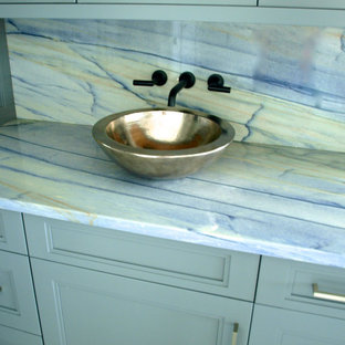 Foto di un piccolo angolo bar con lavandino chic con ante di vetro, ante grigie, top in granito, paraspruzzi multicolore, paraspruzzi in lastra di pietra, parquet chiaro, pavimento grigio e top viola
