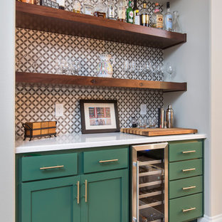 Imagen de bar en casa en L, tradicional renovado, grande, con armarios estilo shaker, puertas de armario verdes, encimera de cuarzo compacto, salpicadero multicolor, salpicadero de azulejos de porcelana, suelo marrón y encimeras blancas