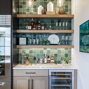 Idee per un piccolo angolo bar country con nessun lavello, ante in stile shaker, ante in legno chiaro, paraspruzzi verde, pavimento multicolore e top bianco