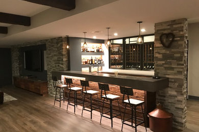 Ejemplo de bar en casa actual de tamaño medio con puertas de armario con efecto envejecido, encimera de cemento, suelo vinílico y suelo beige