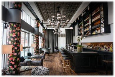 Imagen de bar en casa con barra de bar lineal contemporáneo grande con puertas de armario de madera en tonos medios, encimera de madera y suelo de madera en tonos medios