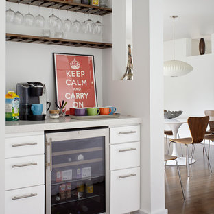 Idee per un angolo bar minimal con nessun lavello, ante lisce, ante bianche e parquet scuro