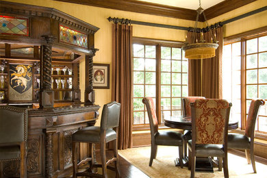 Ejemplo de bar en casa con barra de bar mediterráneo con puertas de armario de madera en tonos medios y suelo de madera oscura