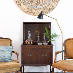 Imagen de bar en casa con carrito de bar tradicional, pequeño, con armarios tipo mueble, puertas de armario de madera en tonos medios, suelo de madera oscura y suelo marrón