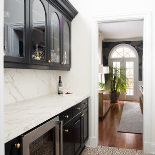 Idee per un angolo bar con lavandino classico di medie dimensioni con ante nere, ante con bugna sagomata, top in marmo, paraspruzzi bianco, paraspruzzi in marmo, pavimento con piastrelle in ceramica, pavimento beige e top bianco