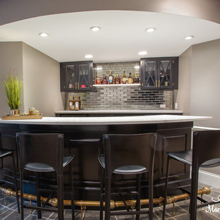 Immagine di un angolo bar con lavandino moderno di medie dimensioni con lavello sottopiano, ante di vetro, ante nere, top in quarzo composito, paraspruzzi grigio, paraspruzzi a specchio, pavimento con piastrelle in ceramica, pavimento grigio e top bianco