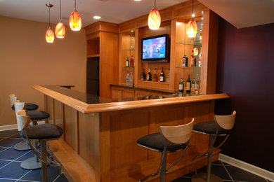 На фото: домашний бар в классическом стиле с барной стойкой, фасадами в стиле шейкер, фасадами цвета дерева среднего тона и гранитной столешницей