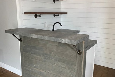 Small urban l-shaped dark wood floor and brown floor wet bar photo in Sacramento with an undermount sink, quartz countertops and gray countertops
