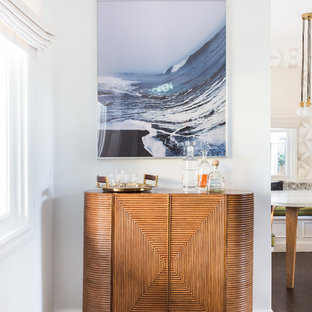 Foto de bar en casa con carrito de bar marinero, pequeño, sin pila, con armarios tipo mueble, puertas de armario de madera oscura, encimera de madera, suelo de madera oscura y suelo marrón