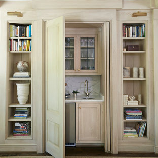 Foto di un piccolo angolo bar con lavandino chic con lavello sottopiano, ante a filo, ante in legno chiaro, top in marmo, paraspruzzi bianco, paraspruzzi in lastra di pietra e parquet scuro