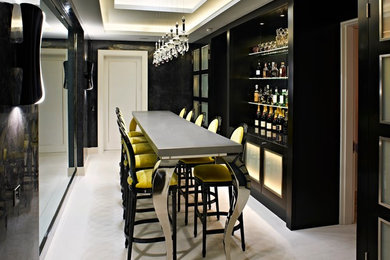 Diseño de bar en casa lineal actual pequeño sin pila con puertas de armario negras y armarios abiertos