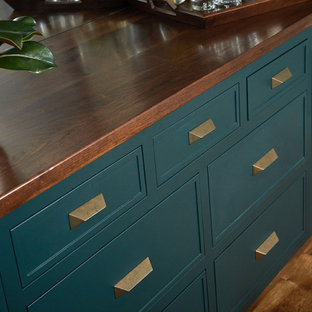 Ispirazione per un angolo bar stile marino di medie dimensioni con nessun lavello, ante con riquadro incassato, ante verdi, top in legno, paraspruzzi a specchio, pavimento in legno massello medio, pavimento marrone e top marrone