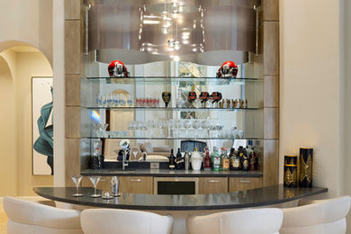 Immagine di un bancone bar bohémian con lavello sottopiano, ante lisce, ante in legno scuro, top in quarzo composito, pavimento in marmo e pavimento beige