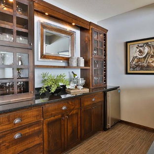 Idee per un angolo bar con lavandino classico di medie dimensioni con lavello sottopiano, ante di vetro, ante in legno bruno, top in granito e pavimento con piastrelle in ceramica