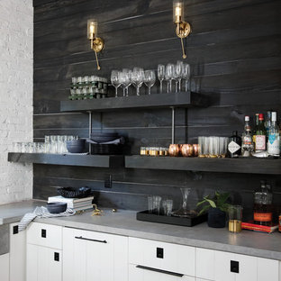 Foto di un piccolo angolo bar con lavandino moderno con ante lisce, ante bianche, top in cemento, paraspruzzi nero, paraspruzzi in legno e top grigio