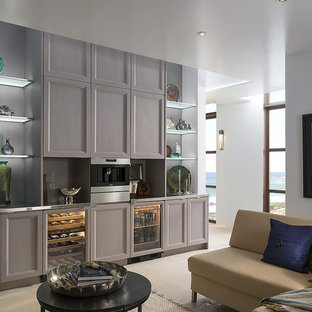 Aménagement d'un grand bar de salon avec évier linéaire contemporain avec un placard avec porte à panneau encastré, des portes de placard grises, un plan de travail en inox et un sol en carrelage de porcelaine.