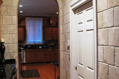 Modelo de bar en casa con fregadero lineal con armarios con paneles empotrados, puertas de armario de madera oscura y suelo de madera en tonos medios