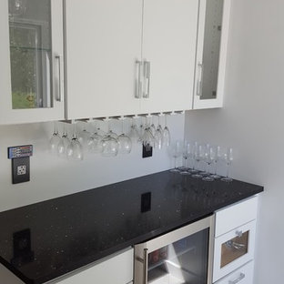 Foto på en liten funkis linjär hemmabar med vask, med släta luckor, vita skåp, bänkskiva i kvarts, marmorgolv och grått golv