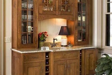 Immagine di un angolo bar con lavandino rustico di medie dimensioni con ante in stile shaker e ante in legno scuro
