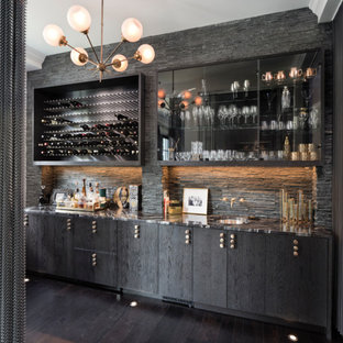 Idee per un angolo bar con lavandino contemporaneo con lavello sottopiano, ante lisce, ante nere, paraspruzzi grigio, parquet scuro e pavimento nero