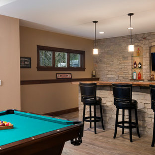 Immagine di un grande bancone bar con lavello da incasso, ante in stile shaker, ante marroni, top in legno, paraspruzzi beige, paraspruzzi in lastra di pietra, pavimento beige e top marrone