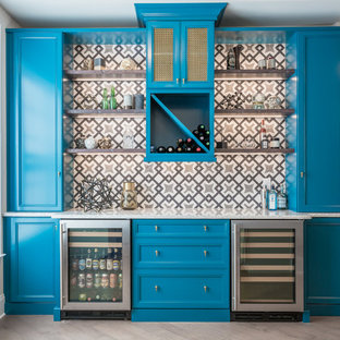 Idee per un angolo bar chic di medie dimensioni con ante blu, top in quarzo composito, paraspruzzi multicolore, paraspruzzi con piastrelle di cemento, ante a filo e pavimento in legno massello medio