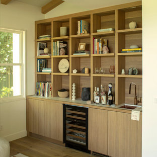 Idee per un grande angolo bar con lavandino moderno con lavello sottopiano, mensole sospese, ante in legno chiaro, top in marmo, paraspruzzi beige, paraspruzzi in legno, parquet chiaro e pavimento beige