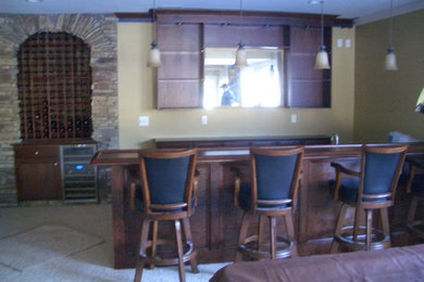 Home bar - mid-sized traditional home bar idea in Cincinnati