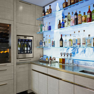 Immagine di un bancone bar classico di medie dimensioni con lavello integrato, ante lisce, ante grigie, top in zinco e paraspruzzi con lastra di vetro