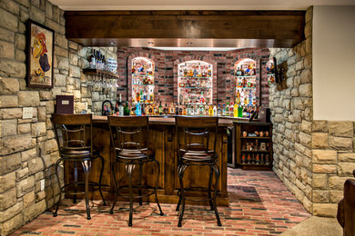 Immagine di un bancone bar stile rurale di medie dimensioni con pavimento in mattoni, pavimento rosso, ante in legno bruno, top marrone, lavello sottopiano, ante con bugna sagomata e paraspruzzi rosso