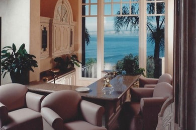 サンディエゴにある広い地中海スタイルのおしゃれな着席型バー (コの字型、インセット扉のキャビネット、白いキャビネット、御影石カウンター) の写真