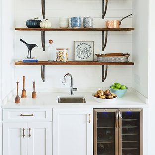 Foto de bar en casa con fregadero lineal, costero, con fregadero bajoencimera, armarios estilo shaker, puertas de armario blancas, salpicadero blanco y encimeras blancas