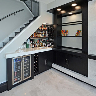 Esempio di un angolo bar con lavandino moderno di medie dimensioni con lavello sottopiano, ante lisce, ante nere, top in marmo, paraspruzzi a specchio, pavimento in marmo e pavimento bianco