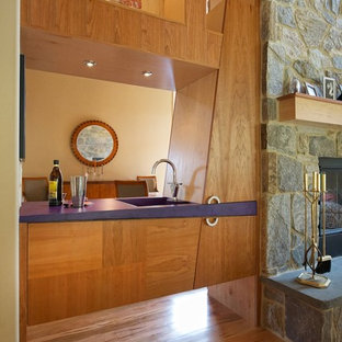 Foto di un piccolo angolo bar con lavandino minimalista con lavello integrato, ante lisce, ante in legno chiaro, top in superficie solida, parquet chiaro e top viola