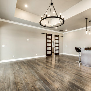 Immagine di un grande angolo bar con lavandino contemporaneo con lavello sottopiano, ante in stile shaker, ante in legno bruno, top in quarzo composito, paraspruzzi a specchio e pavimento in sughero